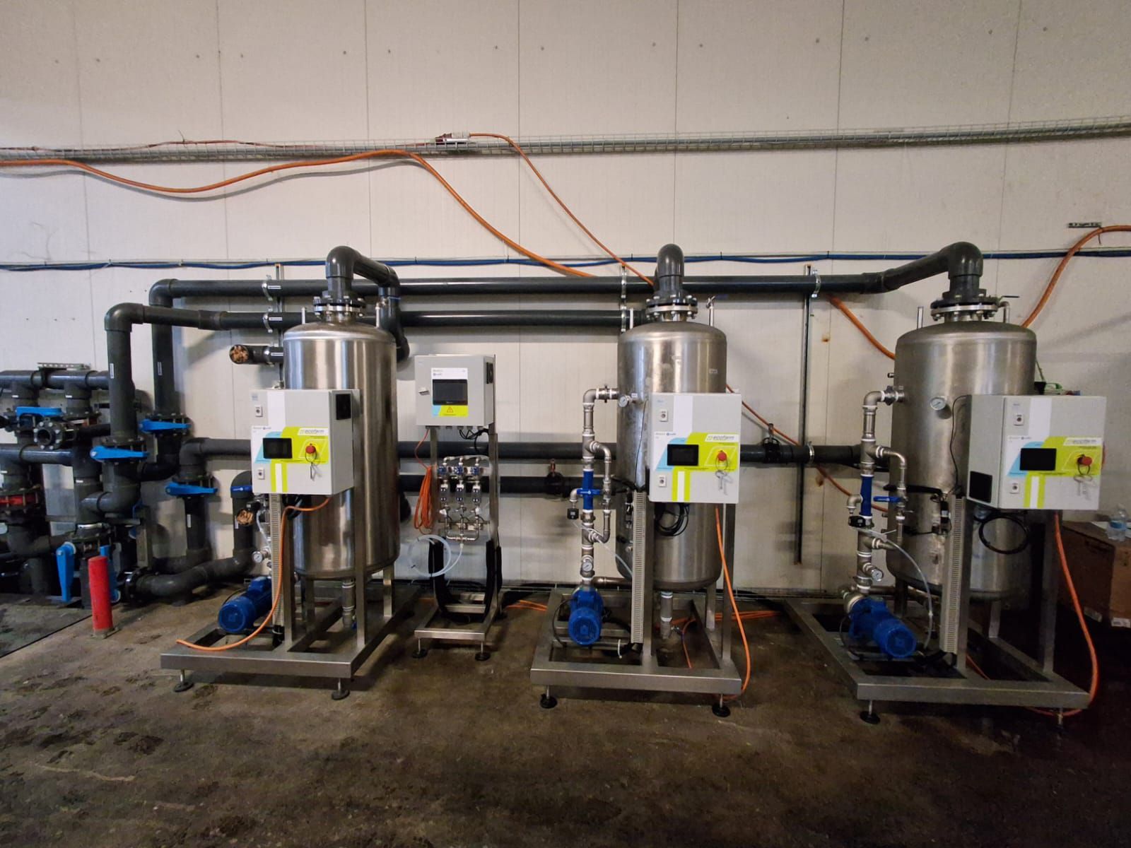 Tres sistemas industriales de tratamiento de agua con ozono